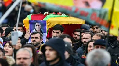 ​الأكراد يحيون ذكرى ضحايا إطلاق النار في باريس